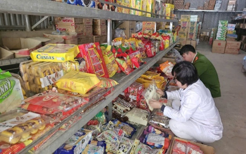 Tổ công tác liên ngành tiến hành kiềm tra các cơ sở kinh doanh trên địa bàn
