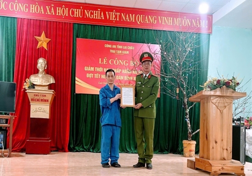 Đại diện Ban giám thị Trại tạm giam Công an tỉnh Đ/c Hoàng Cương Quyết trao quyết định chuyển hình phạt “Tử hình thành tù chung thân” cho người được chuyển hình phạt Phản Xê Hừ.