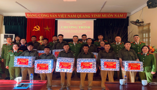 Thượng tá Lù Văn Hoàn – Giám thị Trại Tạm giam và đại diện Phòng 8 viện kiểm sát nhân dân tỉnh tặng quà cho 15 gia đình cán bộ thuộc lực lượng an ninh, trật tự tại cơ sở