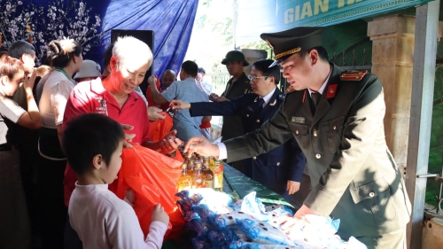 Lực lượng Quản lý xuất nhập cảnh phối hợp tổ chức chương trình tại xã biên giới