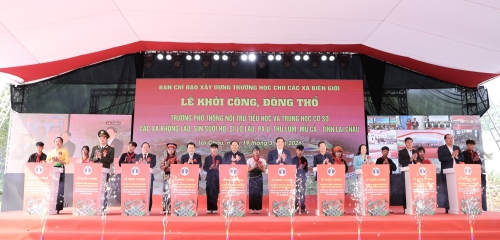 Các đại biểu thực hiện nghi thức khởi công xây dựng 6 trường liên cấp tại Lai Châu