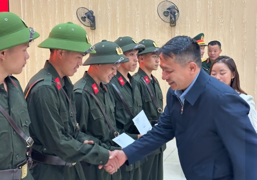 Lãnh đạo uỷ ban tặng quà động viên các thanh niên lên đường nhập ngũ