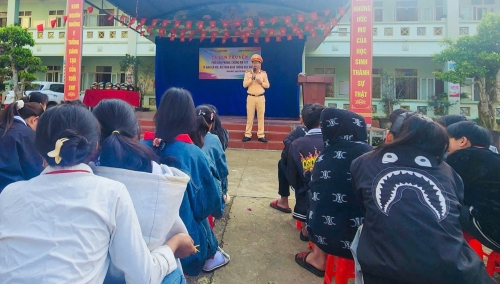 Lực lượng cảnh sát giao thông tuyên truyền nâng cao nhận thức, ý thức trách nhiệm cho các em học sinh vùng cao