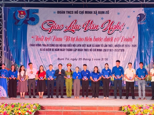 Đồng chí Thượng sĩ Sừng Tiểu Nhị - Phó Bí thư Chi đoàn Công an xã Bum Tở được Ban Chấp hành Đoàn TNCS Hồ Chí Minh xã Bum Tở biểu dương là cán bộ Đoàn tiêu biểu.