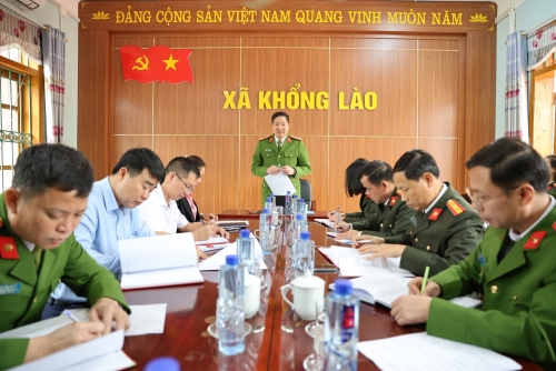 Đại tá Phạm Hải Đăng - Phó Giám đốc Công an tỉnh phát biểu tại buổi làm việc với Đảng ủy, UBND xã Khổng Lào