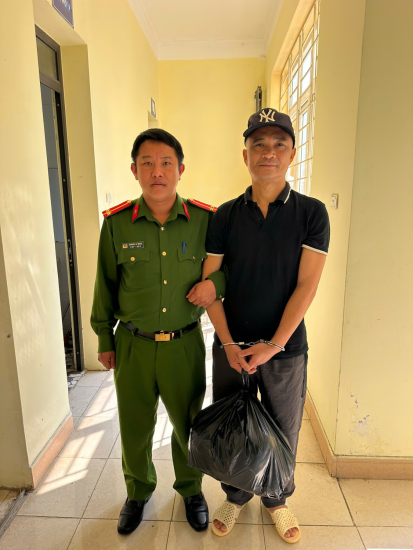 Công an xã Tân Uyên tiếp nhận Nguyễn Trung Kiên đầu thú