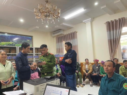 Công an xã Than Uyên phối hợp Mobifone: Chốt trực xuyên cuối tuần hỗ trợ người dân chuyển đổi số