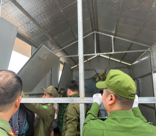 Hình ảnh CBCS Công an xa Pa Ủ hỗ trợ nhân dân khắc phục hậu quả thiệt hại do mưa bão