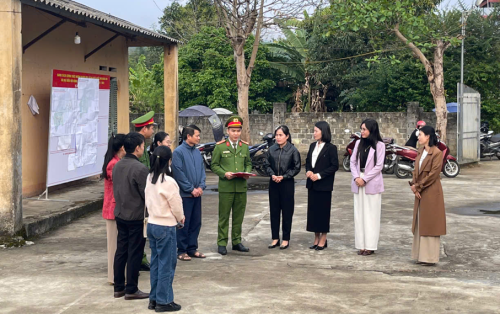 Cán bộ Công an xã tuyên truyền Luật an ninh mạng cho nhân dân