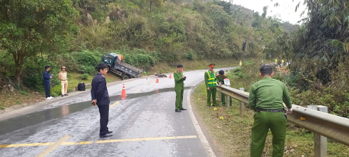 Cán bộ khám nghiệm đang khám nghiệm hiện trường vụ Tai nạn giao thông tại Km22 Quốc lộ 4D thuộc phường Đoàn Kết.