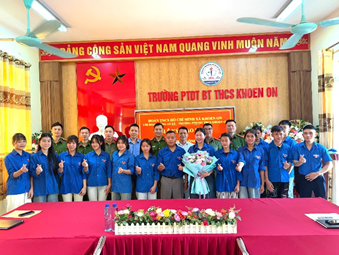 Công an xã Khoen On ký kết giao ước phối hợp trong công tác đoàn và phong trào thanh niên.