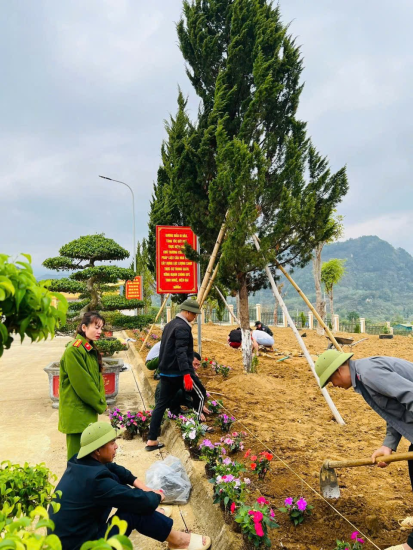 Cán bộ, chiến sĩ Phòng Cảnh sát cơ động tham gia trồng, chăm sóc cây xanh, chỉnh trang khuôn viên đơn vị.