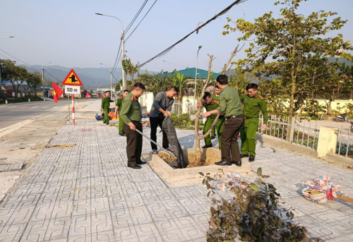 CBCS Công an xã Mường Than hưởng ứng Tết trồng cây