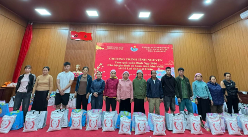 Các hộ gia đình khó khăn nhận quà từ đoàn thiện nguyện