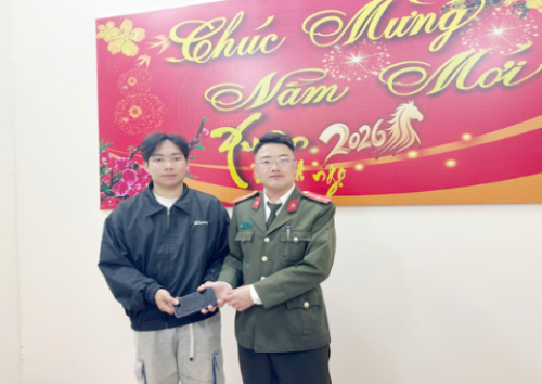 Công an xã Bản Bo trao trả tài sản nhặt được cho người dân trong đêm tuần tra