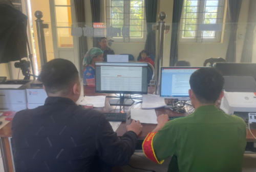 Cán bộ Công an xã tiếp nhận, giải quyết hồ sơ dịch vụ công cho người dân