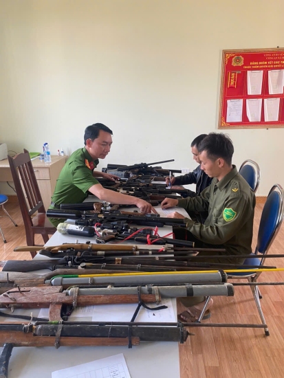 Nhân dân trên địa bàn xã Sin Suối Hồ tự giác giao nộp nhiều loại vũ khí.