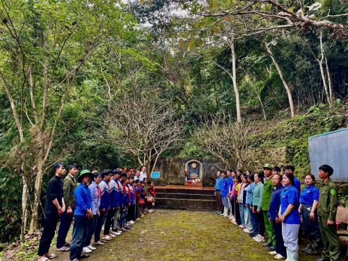 Công an xã Pắc Ta phối hợp đoàn thanh niên Xã Pắc Ta tổ chức hoạt động thăm địa chỉ đỏ hướng tới kỷ niệm 95 năm ngày thành lập Đoàn.