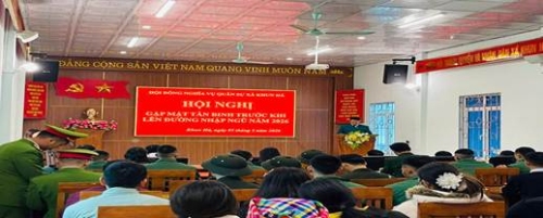 Đại diện Đảng ủy, HĐND, UBND xã động viên, chúc mừng