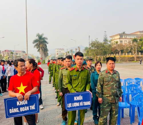 Lực lượng Công an xã và các ban ngành đoàn thể chuẩn bị cho Lễ phát động.