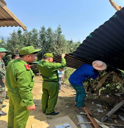 Công an xã Pa Tần: Xung kích giúp dân khắc phục hậu quả thiên tai, dông lốc