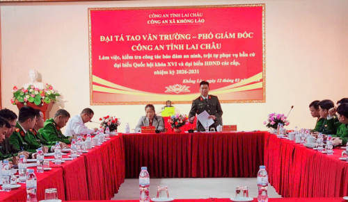 Lãnh đạo Công an tỉnh kiểm tra phương án bảo vệ bầu cử tại xã Khổng Lào