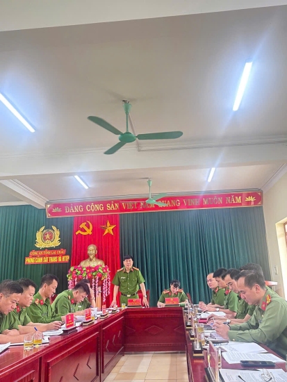 Đồng chí Đại tá Khoàng Văn Thương – Phó Giám đốc Công an tỉnh, Thủ trưởng Cơ quan QLTGTG Công an tỉnh phát biểu tại hội nghị