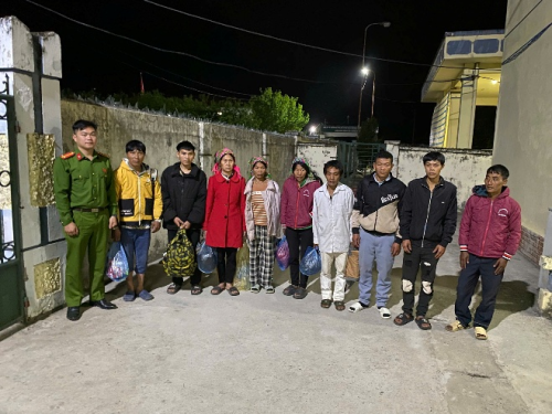 Công an xã đưa 09 trường hợp đến cơ sở cai nghiện ma túy tỉnh Lai Châu.