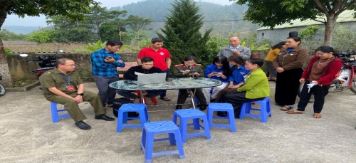 Cán bộ Công an xã hỗ trợ nhiệt tình nhân dân tích hợp tài khoản an sinh xã hội