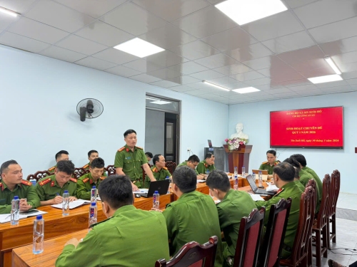 Đảng viên trong Chi bộ tham gia phát biểu ý kiến thảo luận về nội dung chuyên đề