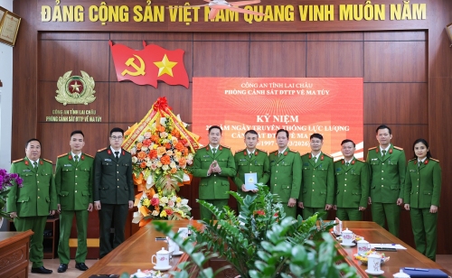 Lãnh đạo Công an tỉnh tặng hoa chúc mừng Phòng Cảnh sát điều tra tội phạm về ma túy nhân kỷ niệm 29 năm Ngày truyền thống lực lượng.