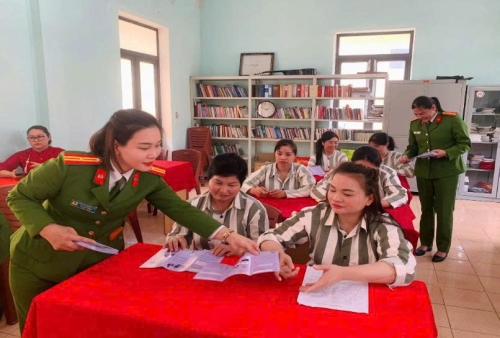 Các cán bộ Hội tuyên truyền Luật phòng, chống ma túy và chính sách nhân đạo đối với phạm nhân