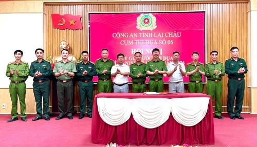 Các đại biểu chụp ảnh lưu niệm sau lễ ký giao ước thi đua “Vì an ninh Tổ quốc” năm 2026 của Cụm thi đua só 6