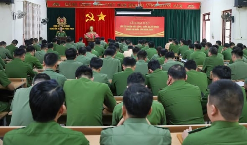 Khai mạc lớp tập huấn điều lệnh, quân sự, võ thuật Công an nhân dân