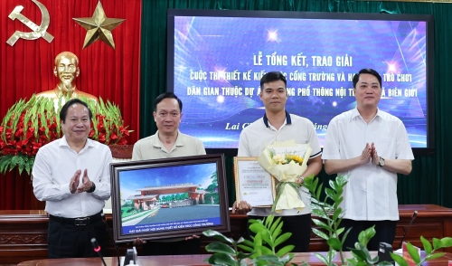 Phó Chủ tịch Ủy ban nhân dân tỉnh và Giám đốc Công an tỉnh trao giải Nhất cho tác phẩm của Công ty Cổ phần Tư vấn Kiến trúc Xây dựng Lào Cai ở nội dung thiết kế cổng trường.