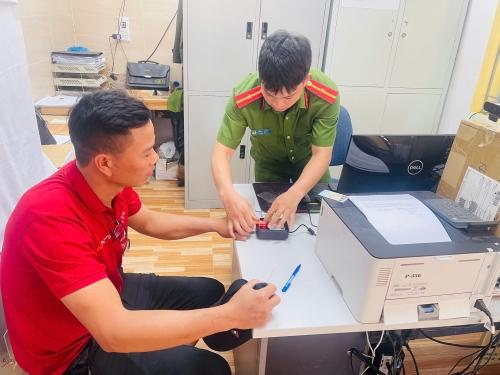 Công an xã tiến hành lấy vân tay của bố mẹ đại diện giám hộ cho các cháu