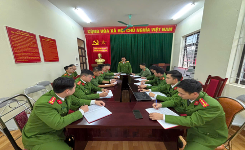 Đồng chí Trưởng Công an xã truyền đạt các nội dung trọng tâm tại hội nghị