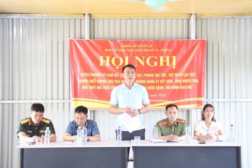 Đồng chí Nguyễn Ngọc Kiệm, Phó Bí thư Đảng ủy xã Lê Lợi đang tuyên truyền xóa bỏ hủ tục, phong tục tập quán lạc hậu cho nhân dân bản Nậm Sập.