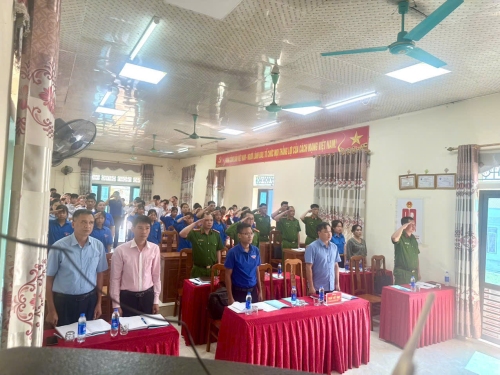 Các đại biểu tham dự buổi lễ và Đoàn viên thanh niên thực hiện nghi lễ Chào cờ