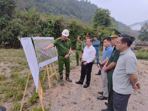 Đồng chí Đại tá Phạm Hải Đăng - Phó Giám Đốc Công an tỉnh  khảo sát, xác định vị trí xây dựng trường liên cấp, trụ sở Công an xã Mù Cả