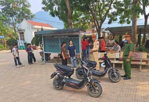 Lực lượng Công an xã Than Uyên phối hợp Đội Cảnh sát giao thông số 3 kiểm tra phương tiện của học sinh tại trường học