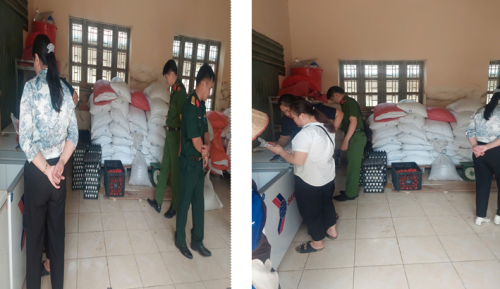 Đồng chí Phạm Thị Hưng, Phó Trưởng đoàn kiểm tra liên ngành về an toàn thực phẩm xã Lê Lợi và các đồng chí trong Đoàn tiến hành kiểm tra thực tế kho lương thực, thực phẩm của Trường PTDTBT Nậm Pì