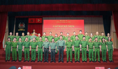 Ban Giám đốc Công an tỉnh chụp hình lưu niệm với tập thể CBCS phòng CS QLHC về TTXH nhân dịp 80 năm ngày truyền thống của lực lượng