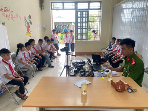 Công an xã Than Uyên tăng tốc cao điểm cấp căn cước, định danh điện tử cho trẻ từ 6 đến 14 tuổi