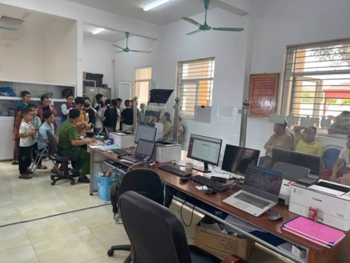 Người dân xếp hàng chờ làm định danh điện tử