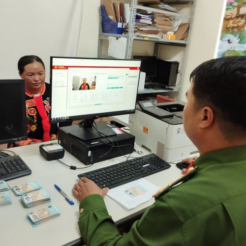 Công an xã Khổng Lào tích cực thực hiện cao điểm cấp tài khoản định danh điện tử mức 2 cho nhân dân