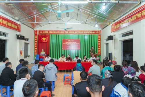 Công an xã Bình Lư “Đưa pháp luật đến từng hộ, dịch vụ số về tận bản”