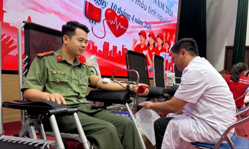 Hình ảnh CBCS công an xã tham gia hiến máu