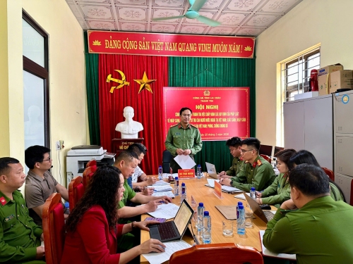 Đồng chí Thượng tá Hà Thái Hoàn phát biểu chỉ đạo Hội nghị tổ chức tại Công an xã Bum Nưa