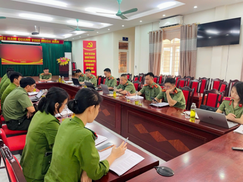 Hình ảnh buổi làm việc giữa Đoàn kiểm tra Công an tỉnh và Công an xã Than Uyên